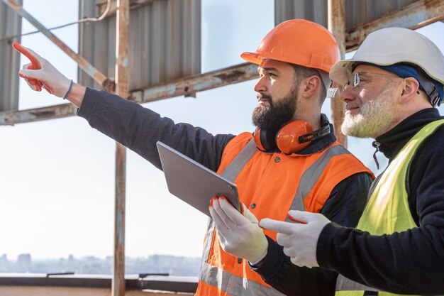 The Complete Guide to Scaffolding and How It Helps Construction Projects